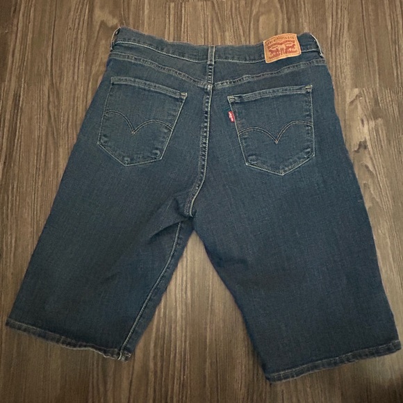Levi’s Bermuda Shorts - Picture 2 of 5